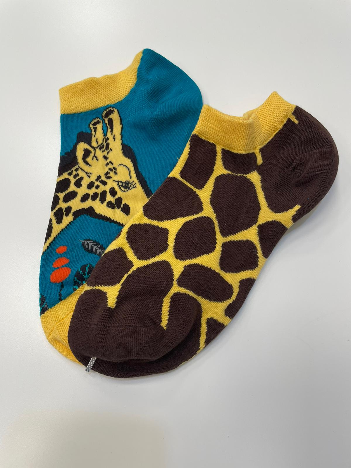 Calzino alla caviglia spaiato con giraffa